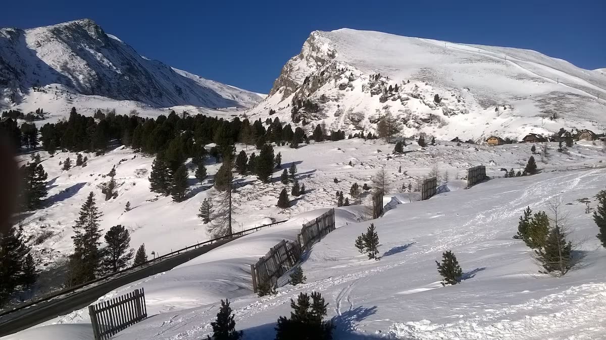 Blick über die verschneiten Hänge und Pisten des Skigebiets Falkert
